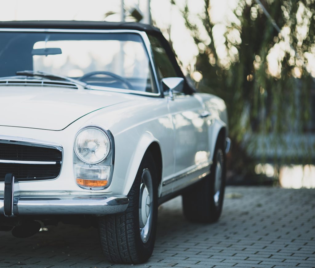 white-oldtimer-retro-car-2025-03-10-01-41-22-utc